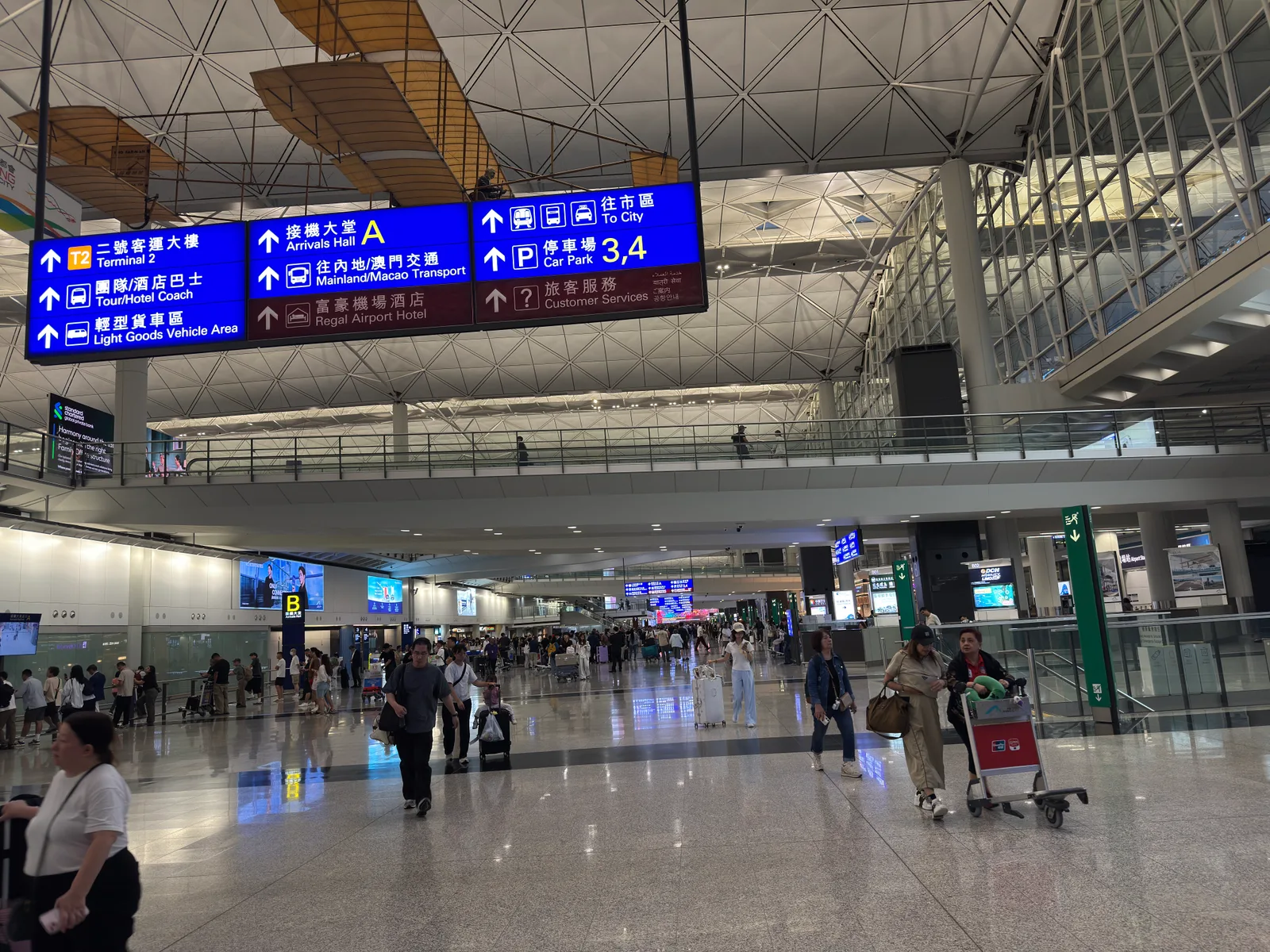 홍콩공항 T1 도착층의 시내 교통과 리갈 호텔 방향 안내판