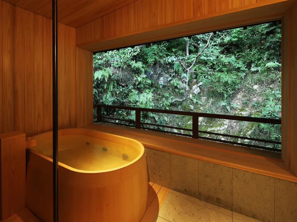 Bain en bois et fenêtre présentés dans la galerie du Honkan
