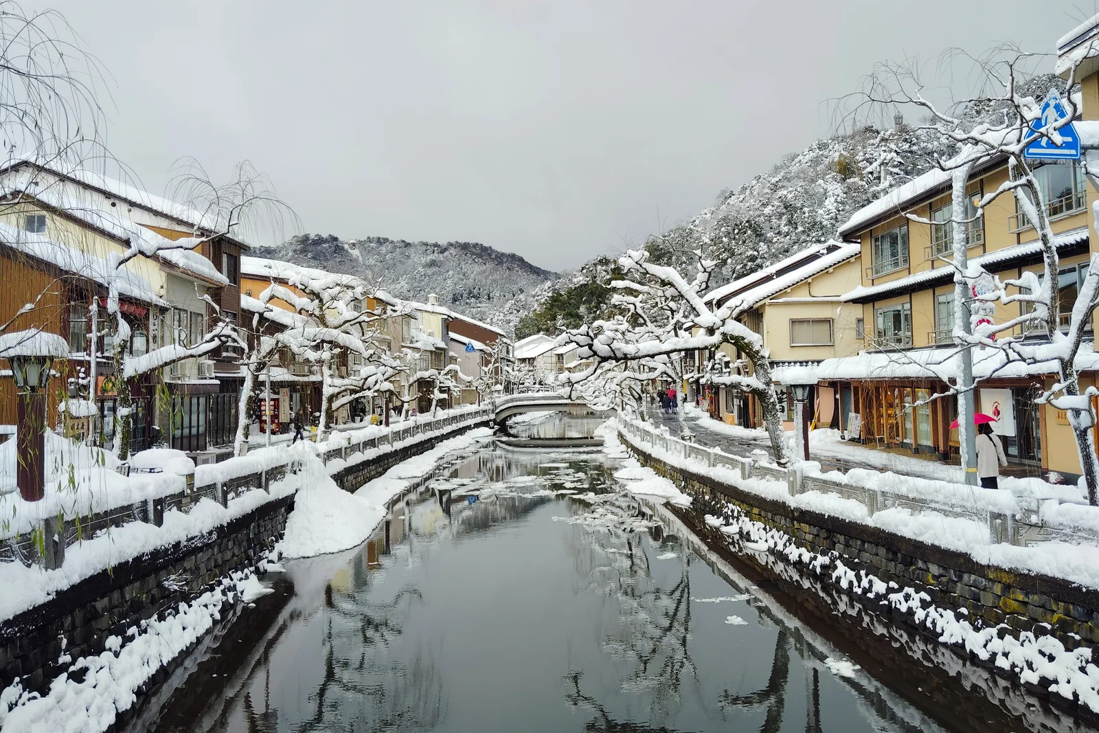 Rivière Otani et bâtiments de Kinosaki