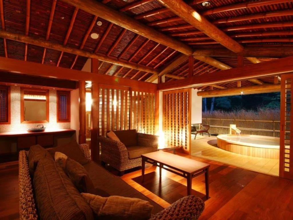 Espace de repos en bois et bain rond du spa de Shogetsutei