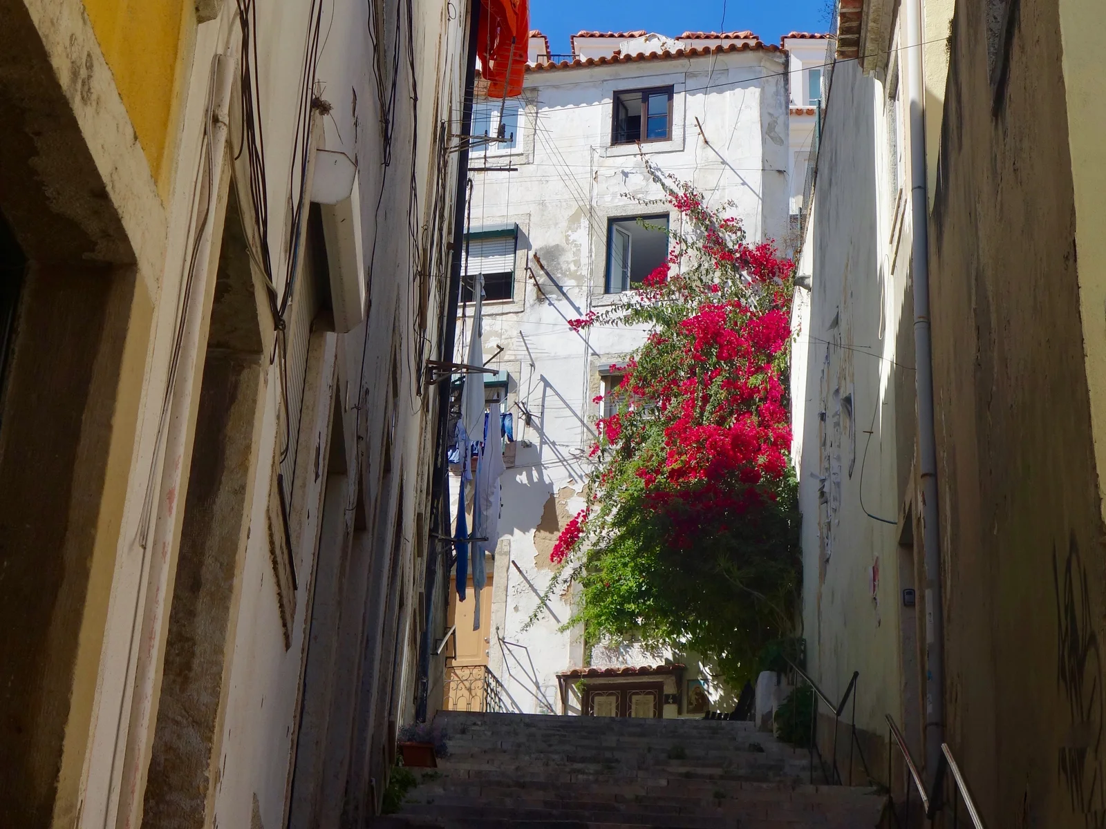 Treppen zwischen Häusern der Rua do Castelo Picão in Alfama