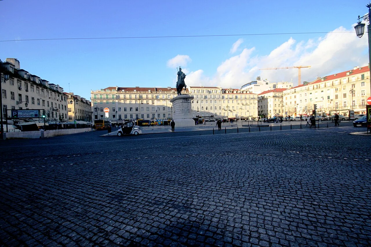 Statue und Pflaster auf der Praça da Figueira