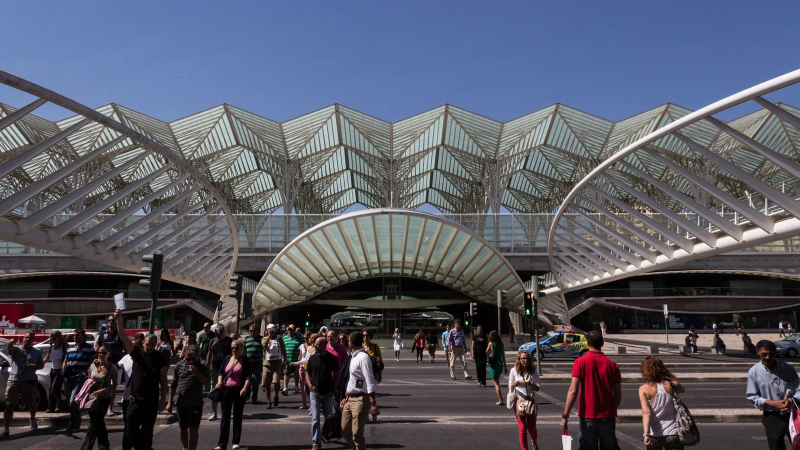 Vorplatz und Dach des Bahnhofs Oriente