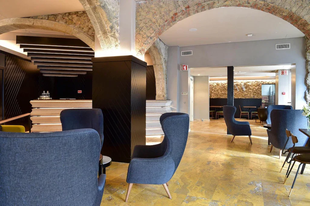 Sitzplätze und Rezeption in der Tejo-Lobby