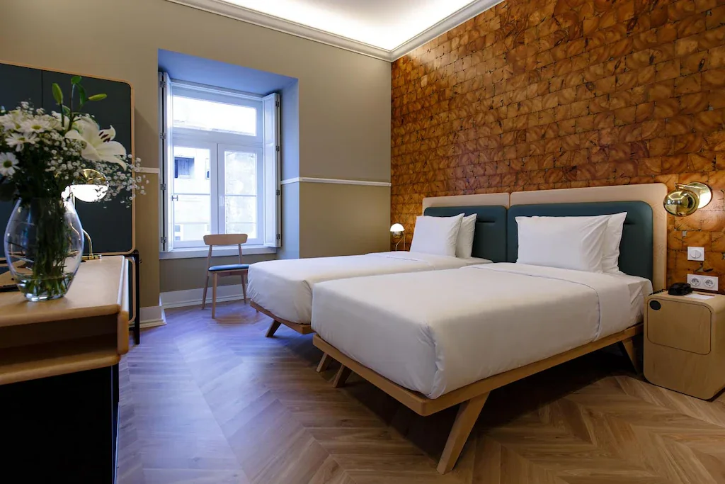 Zwei nebeneinanderstehende Einzelbetten im Twin Room des Tejo