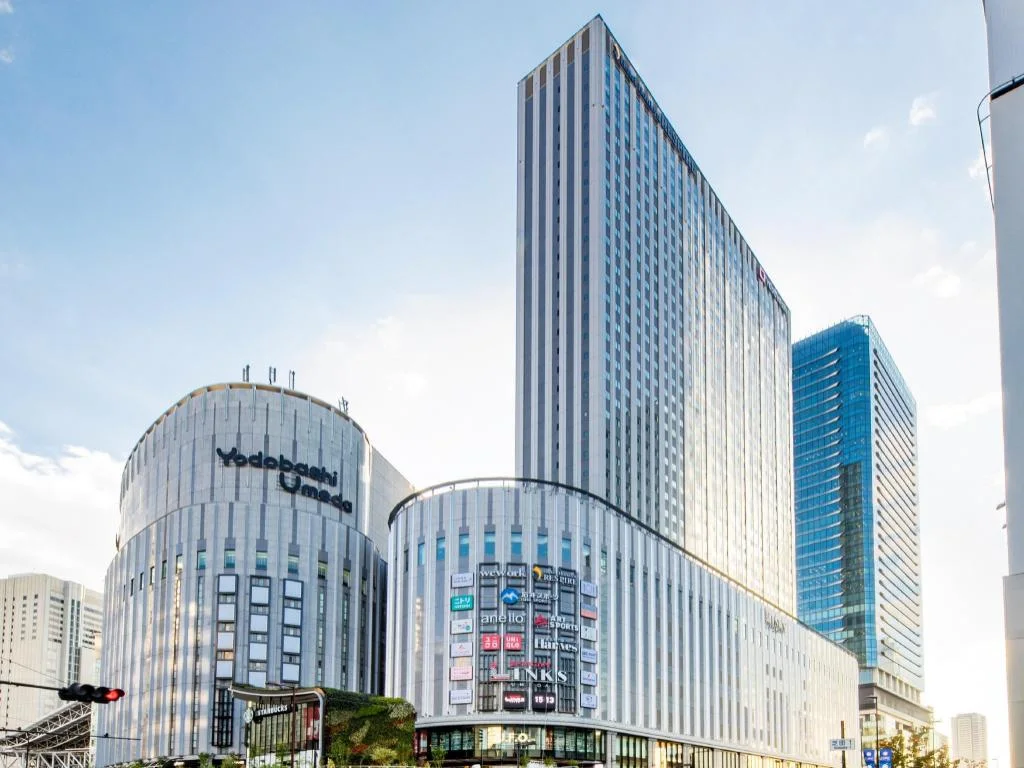 อาคาร Hotel Hankyu RESPIRE OSAKA เหนืออาคารร้านค้า Yodobashi Umeda