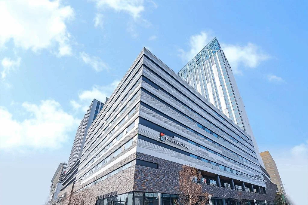 ทางเข้าและอาคารด้านหน้าเป็นชั้นของ Hotel Keihan Namba Grande