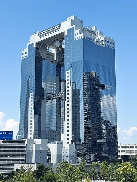 위쪽 전망층으로 연결된 우메다 스카이 빌딩