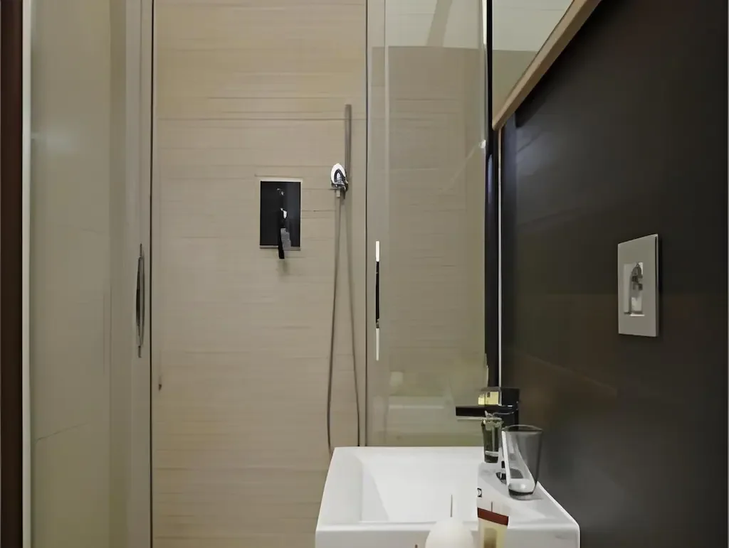 Dusche und Waschbecken in einem Bad des Hotels Abbazia