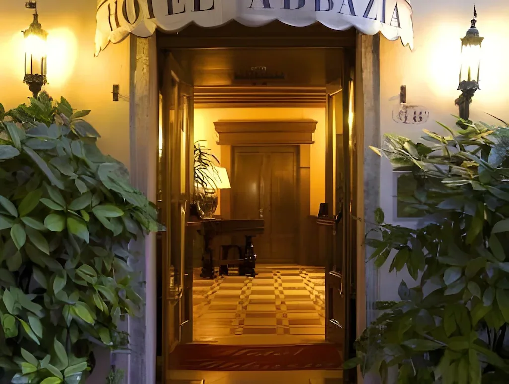 Eingang des Hotels Abbazia mit Hotelschild