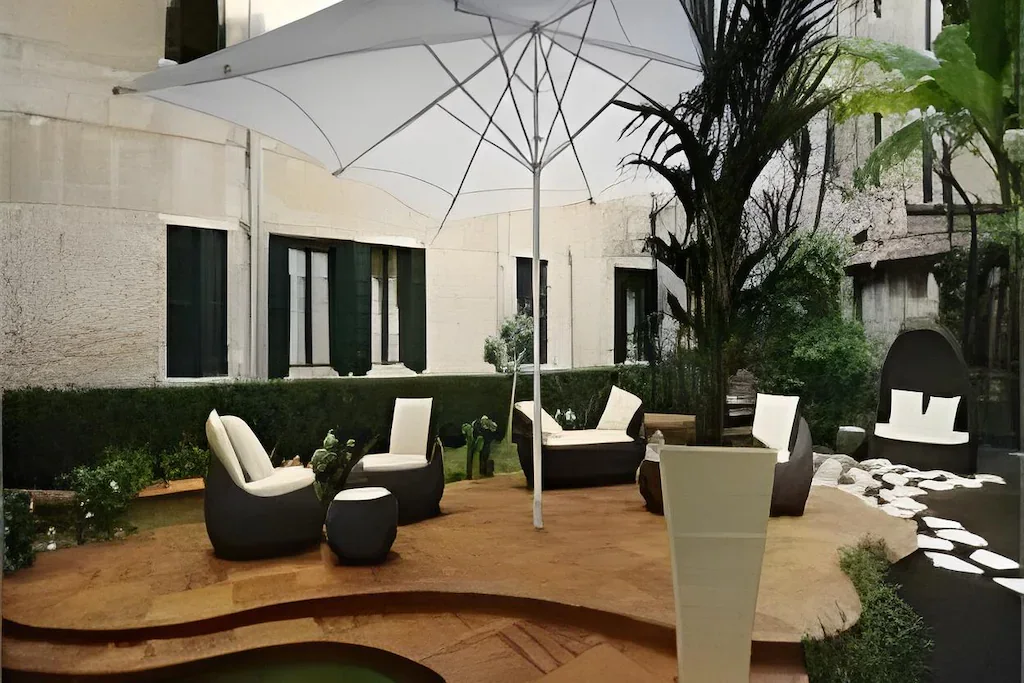 Stühle und Sonnenschirm im Innenhofgarten des Hotels Abbazia