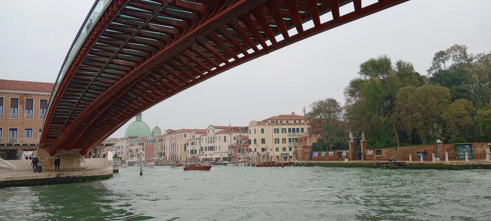 Kanal und Ufer unterhalb der Ponte della Costituzione