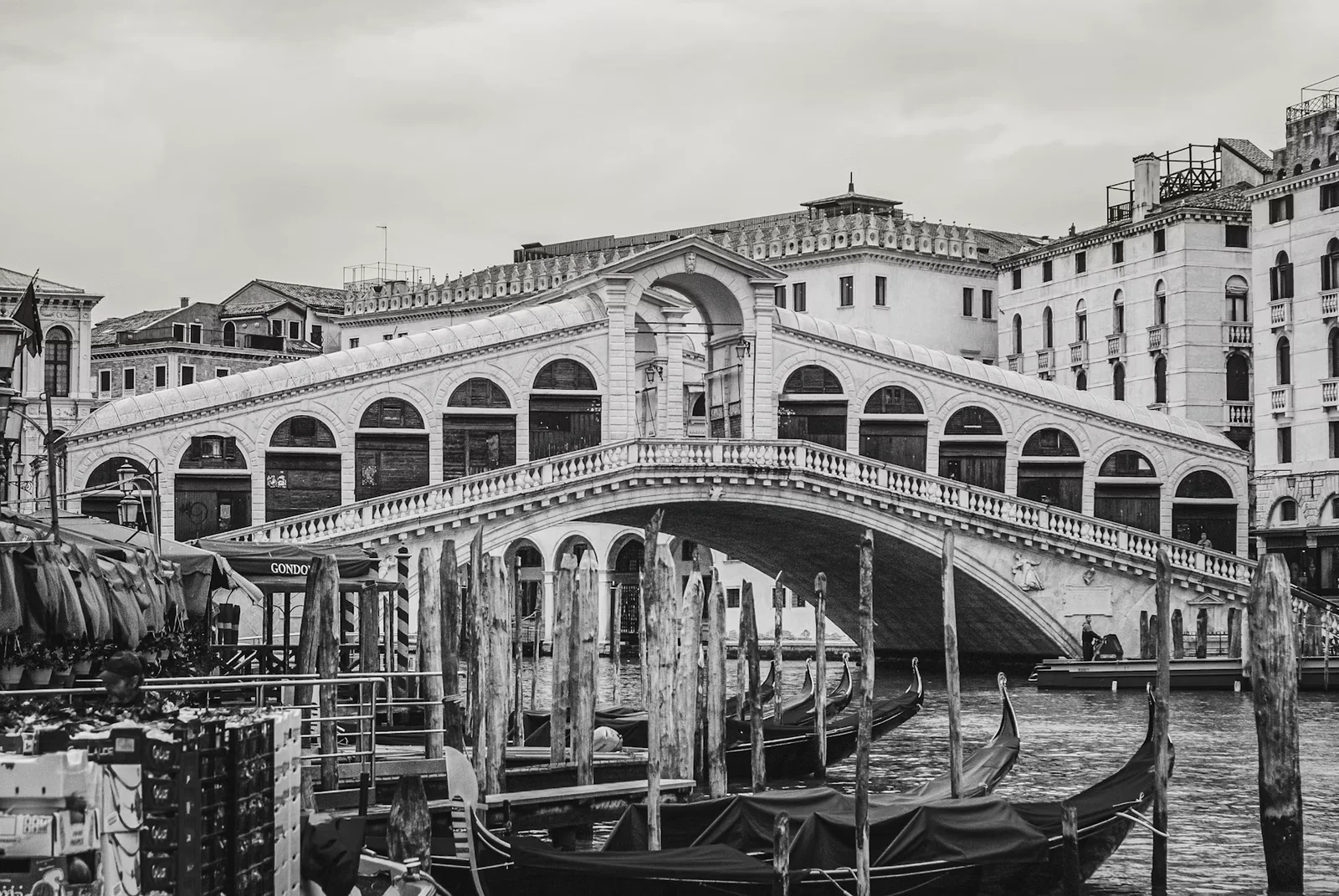 Rialtobrücke und Gondeln auf dem Canal Grande in Schwarz-Weiß