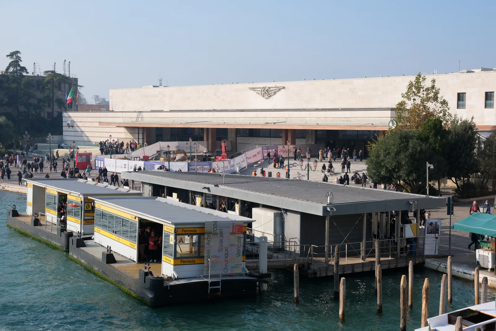 Bahnhof Venezia Santa Lucia und Anleger Ferrovia vor dem Canal Grande