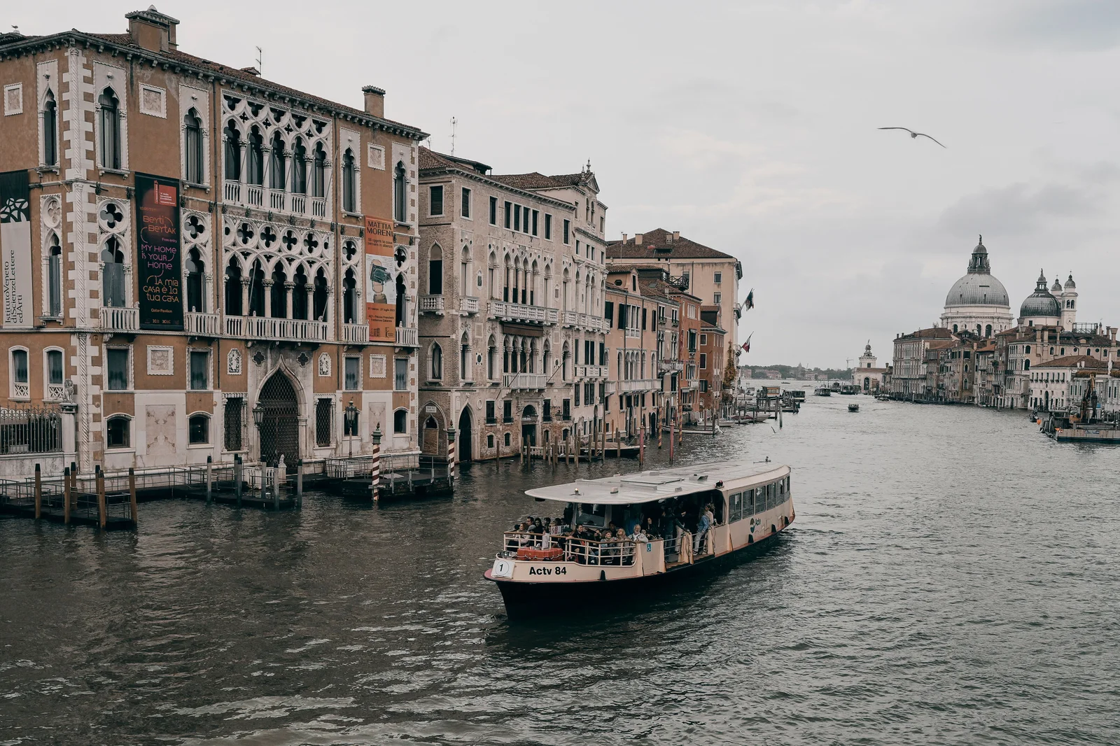 ACTV-Wasserbus auf dem Canal Grande