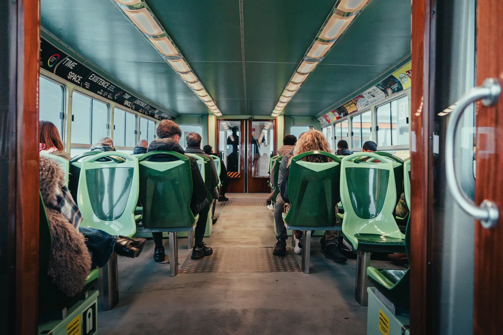 Grüne Sitze und Mittelgang im Inneren eines Wasserbusses